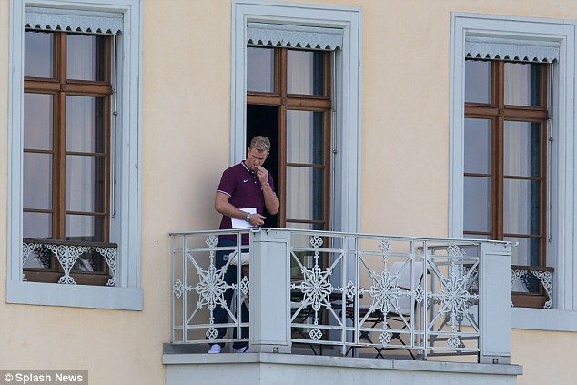 جو هارت في البلكونة يرمي المكسرات