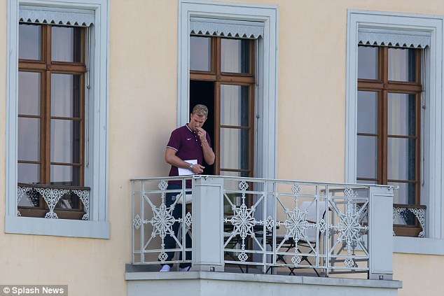 جو هارت في البلكونة يرمي المكسرات