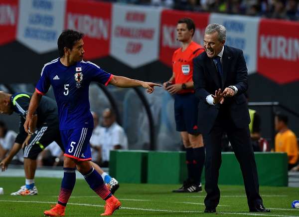 خافيير اجيري يرسل تعليماته للظهير يوتو ناجاتومو في ودية اوروجواي