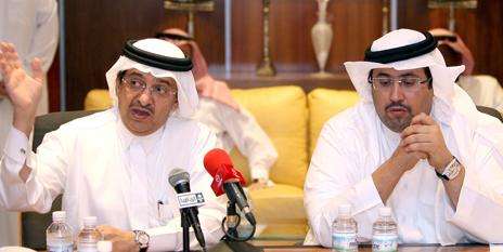 الأمير خالد بن فهد ( يسار ) كما يظهر الى جانبه الرئيس السابق منصور البلوي خلال الإجتماع