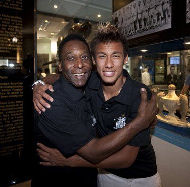 pele-posa-con-neymar-tras-un-a_54374698094_54115221154_600_396