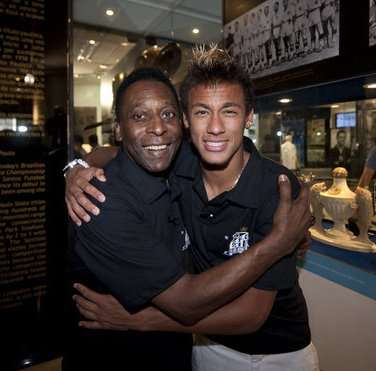 pele-posa-con-neymar-tras-un-a_54374698094_54115221154_600_396