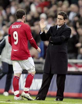 وايـن روني يصافـح مدرب المنتخب الإنجليزي فابيـو كابـيـلـو