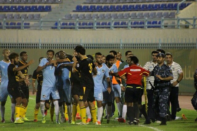 جانب من المشادة التي تسبب بها خالد ابراهيم في مواجهة فريقه أمام السالمية