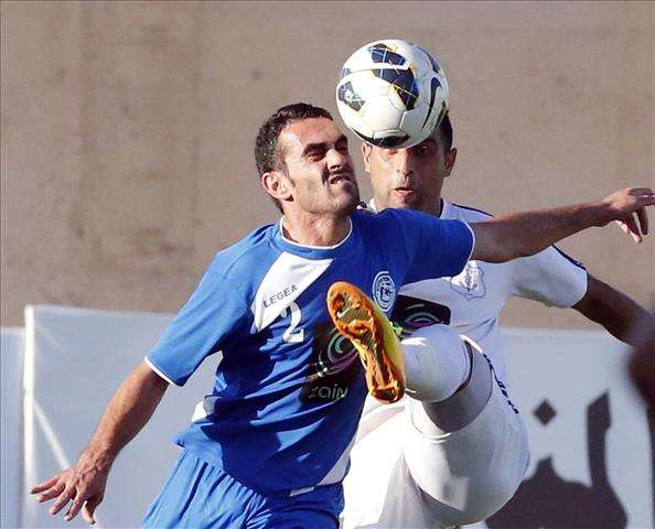 عبد الحليم والجدع في صراع على الكرة بمباراة اليوم