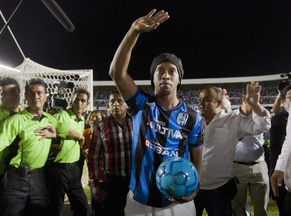 2014-09-13t062129z_716576635_gm1ea9d13ik01_rtrmadp_3_soccer-mexico-ronaldinho_reuters