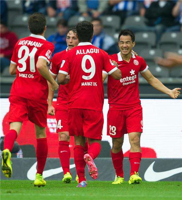 شينجي اوكازاكي (يمين) يحتفل مع زملائه بعد تسجيله الهدف الثالث لماينز