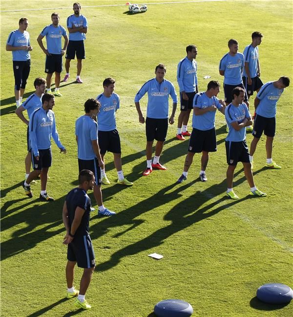 سيميوني مع لاعبي اتلتيكو في المران