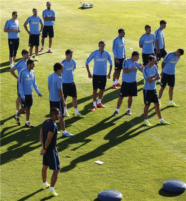 سيميوني مع لاعبي اتلتيكو في المران