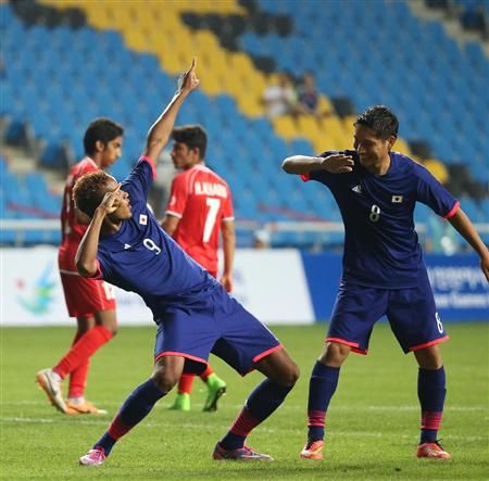 سوزوكي (يسار) يحتفل بطريقة العداء الجامايكي يوسين بولت بعد كسر صيامه