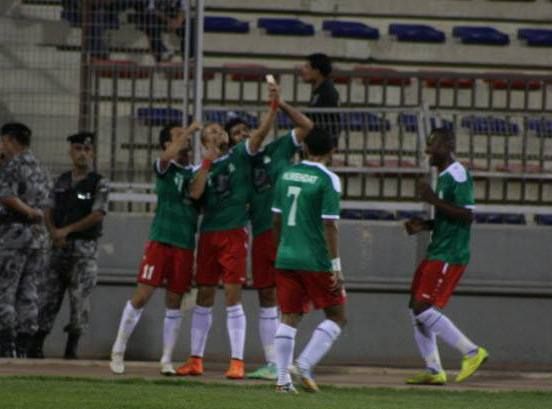 زعترة لحظة التقاطه صورة "السيلفي" مع زملائه