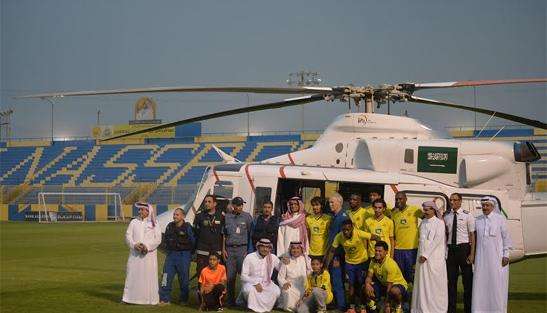 لاعبو النصر مع طائرة الاسعاف على مهبطها الجديد بالنادي