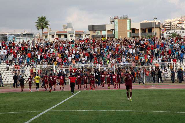 جانب من جمهور النجمة خلال اللقاء مع الصفاء في نهائي كأس النخبة 