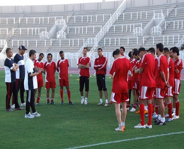 محروس وحديث مع اللاعبين قبل بداية التدريب وبعدسة كوووررة