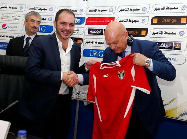 الأمير علي يسلم قميص المنتخب لويلكنز