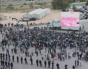 الجماهير تتابع المباراة حارج القاعة عبر الشاشة 