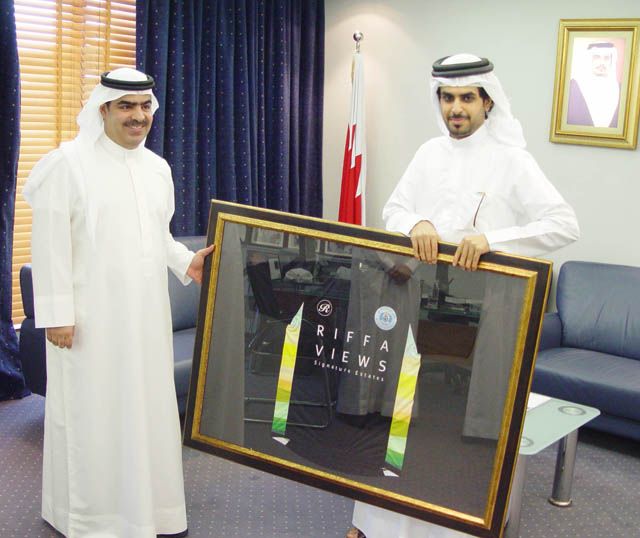 الشيخ عبدالله بن خالد يهدي هدية تذكارية الى الشيخ فواز بن محمد 