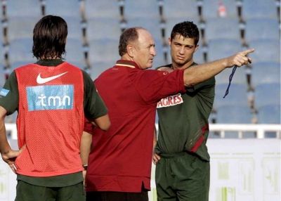 سكـولاري يوجه كريستيانـو رونالدو أثناء احد تدريبات المنتخب البرتغالي