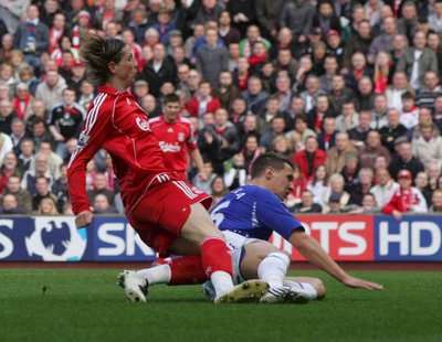 لقطة من مباراة الفريقين يوم الأحد الماضي