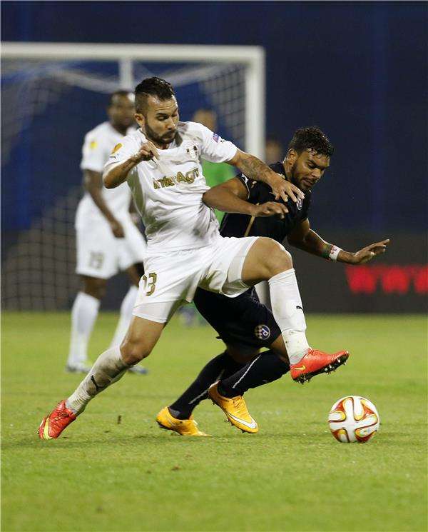 هلال سوداني (يمين)