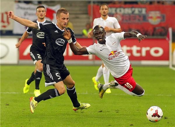 ساديو ماني (يمين)