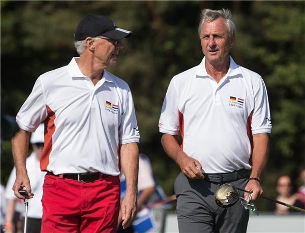 كرويف في لقطة تذكارية مع بكنباور