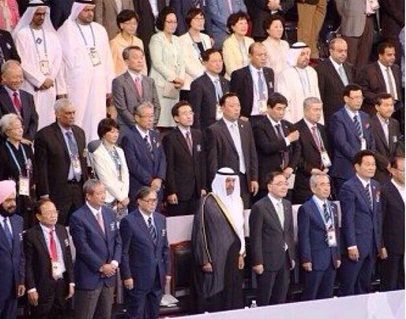 الشيخ احمد الفهد رئيس المجلس الاولمبي الآسيوي مع باقي الاعضاء 