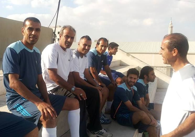 حسونة الشيخ مع زملائه اللاعبين في تدريب اليوم