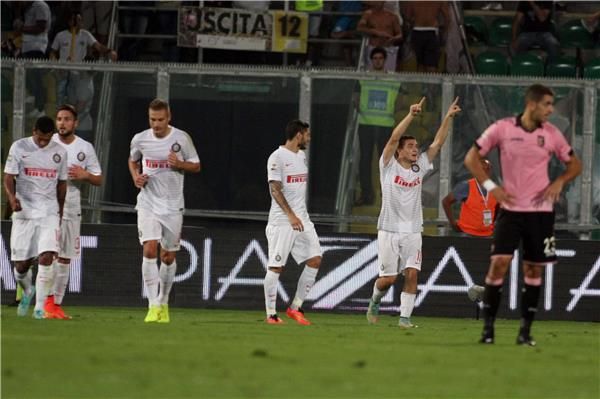فرحة لاعبي إنتر بعد تسجيل هدف في مرمى باليرمو