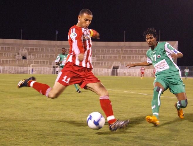 كابتن شباب الاردن عصام ابو طوق وكرة عرضية وتصدى من منصور النعيمي وبعدسة كووورة