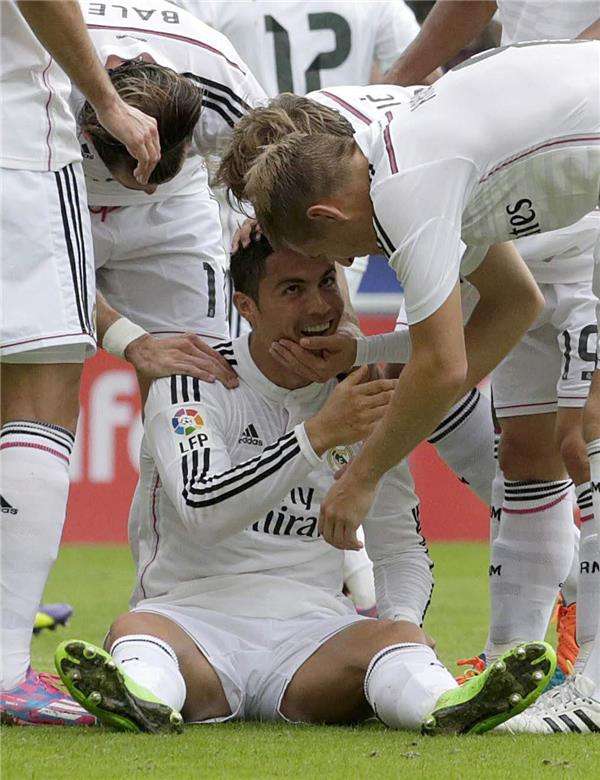 فرحة لاعبي الريال بهدف لرونالدو امام ديبورتيفو