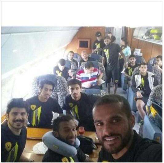 المطوع مع زملائه في الطائرة التي تقل الفريق الى بابوا بأندونيسيا