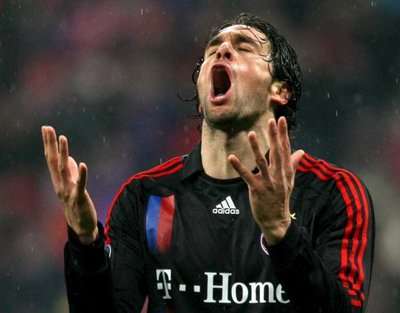 لوكا توني لاعب بايرن ميونخ يعبر عن استياءه بعد اضاعته فرصة هدف امام خيتافي