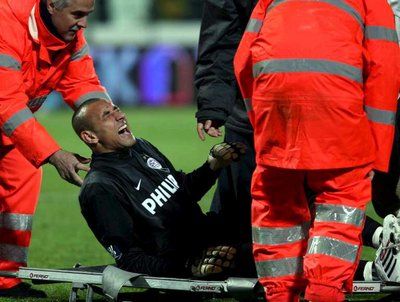 حارس مرمى ايندهوفن هيوريلو جوميز ينقل خارج الملعب على النقالة بعد تعرضه للاصابة امام فيورنتينا