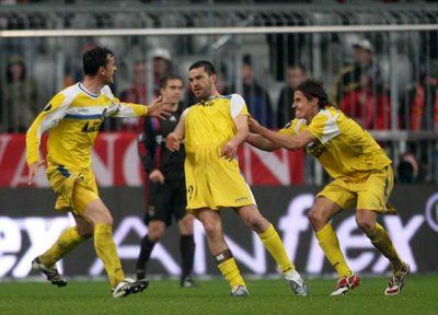 لاعب خيتافي كوسمن كونترا (في الوسط) يحتفل مع زملاءه بتسجيله هدف لتعادل ضد بايرن ميونخ