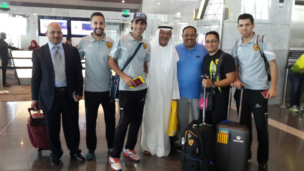 الشطي وفريح يتوسطان الدفعة الاولى من وفد القادسية في أندونيسيا