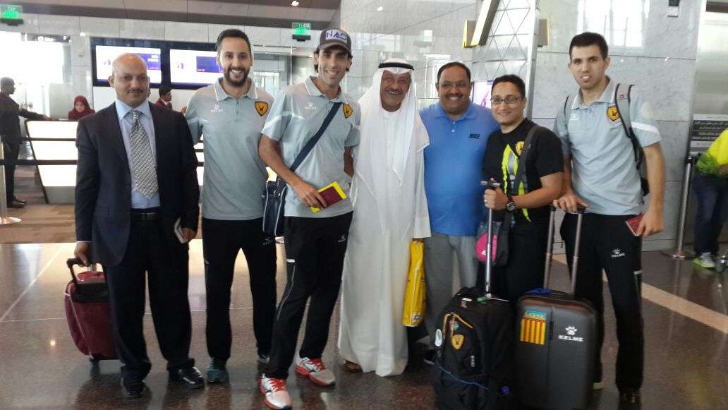 الشطي وفريح يتوسطان الدفعة الاولى من وفد القادسية في أندونيسيا