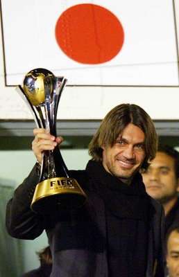 بـاولـو مـالـديـنـي حاملا كأس العالم للأندية 2007