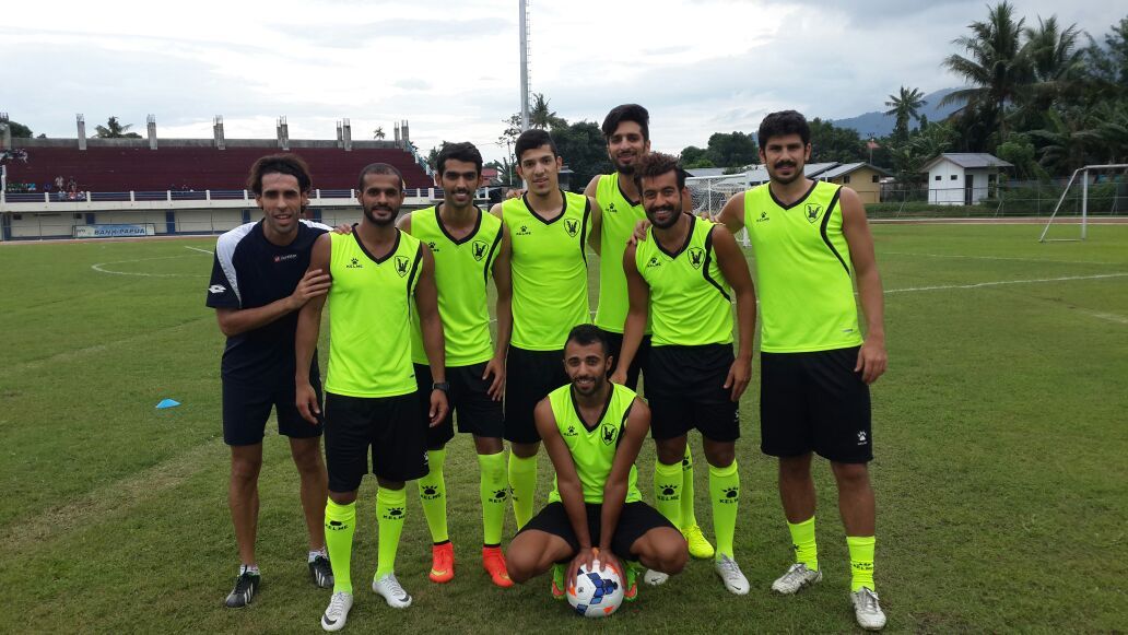 لاعبو القادسية قبل بدأ الحصة التدريبية الأولى في اندونيسيا