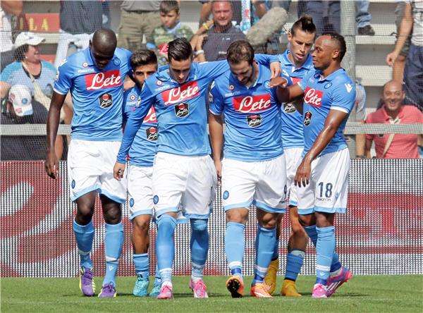 فرحة كاييخون وهيجواين ولاعبي نابولي