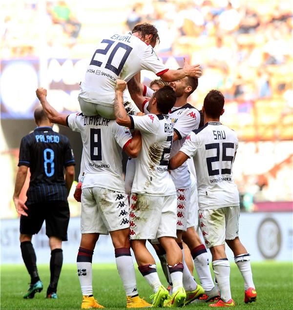 فرحة لاعبي كالياري