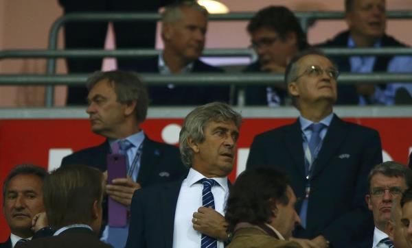 مانويل بليجريني خلال ايقافه وجلوسه بالمدرجات