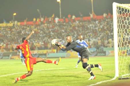 لقطة من لقاء الذهاب بين الفريقين قبل أسبوعين