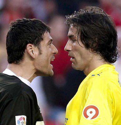 حارس مرمى اشبيلية (اليسار) في نقاش مع روبير بيريز لاعب فياريال