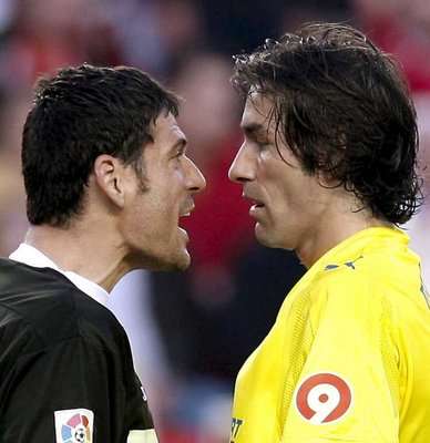 حارس مرمى اشبيلية (اليسار) في نقاش مع روبير بيريز لاعب فياريال