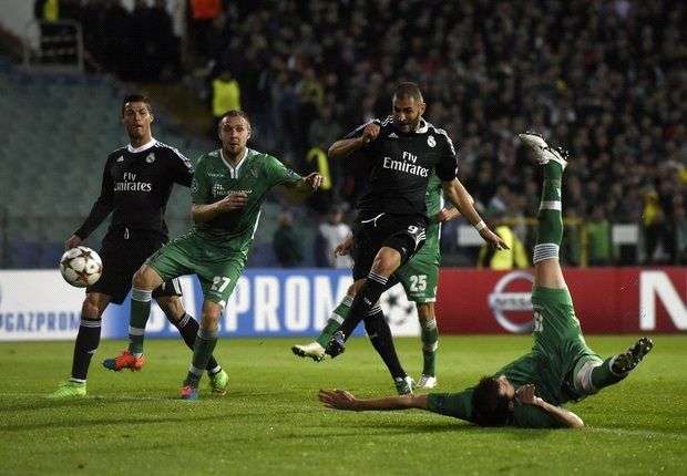 كرة بنزيما في طريقها لهز شباك لودوجورتس