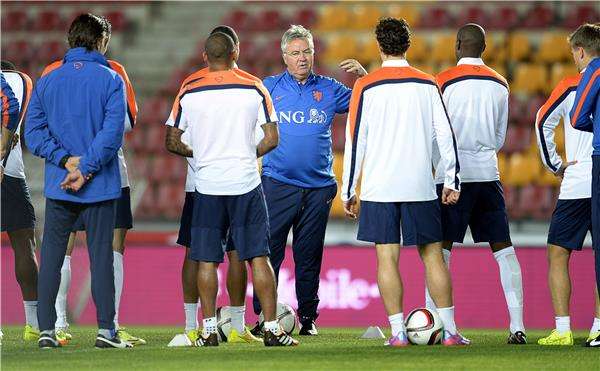 هيدينك مع لاعبي هولندا في مران سابق