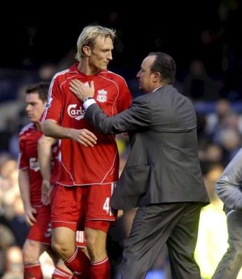 سامـي هيبيـا وإلى جـواره مدرب ليفربـول رافائيـل بـيـنـيـتـز