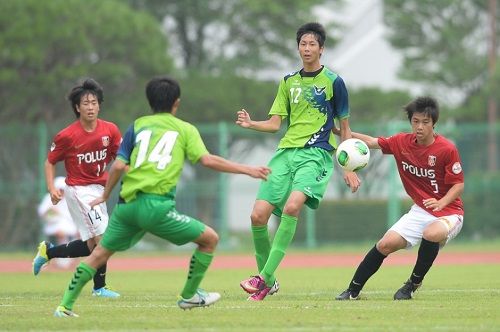 صورة لإحدى مباريات دوري الشباب تكشف الطول الفارع لهاتاناكا