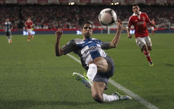 2012-11-03t234001z_879462480_gm1e8b40l8w01_rtrmadp_3_soccer-portugal_reuters